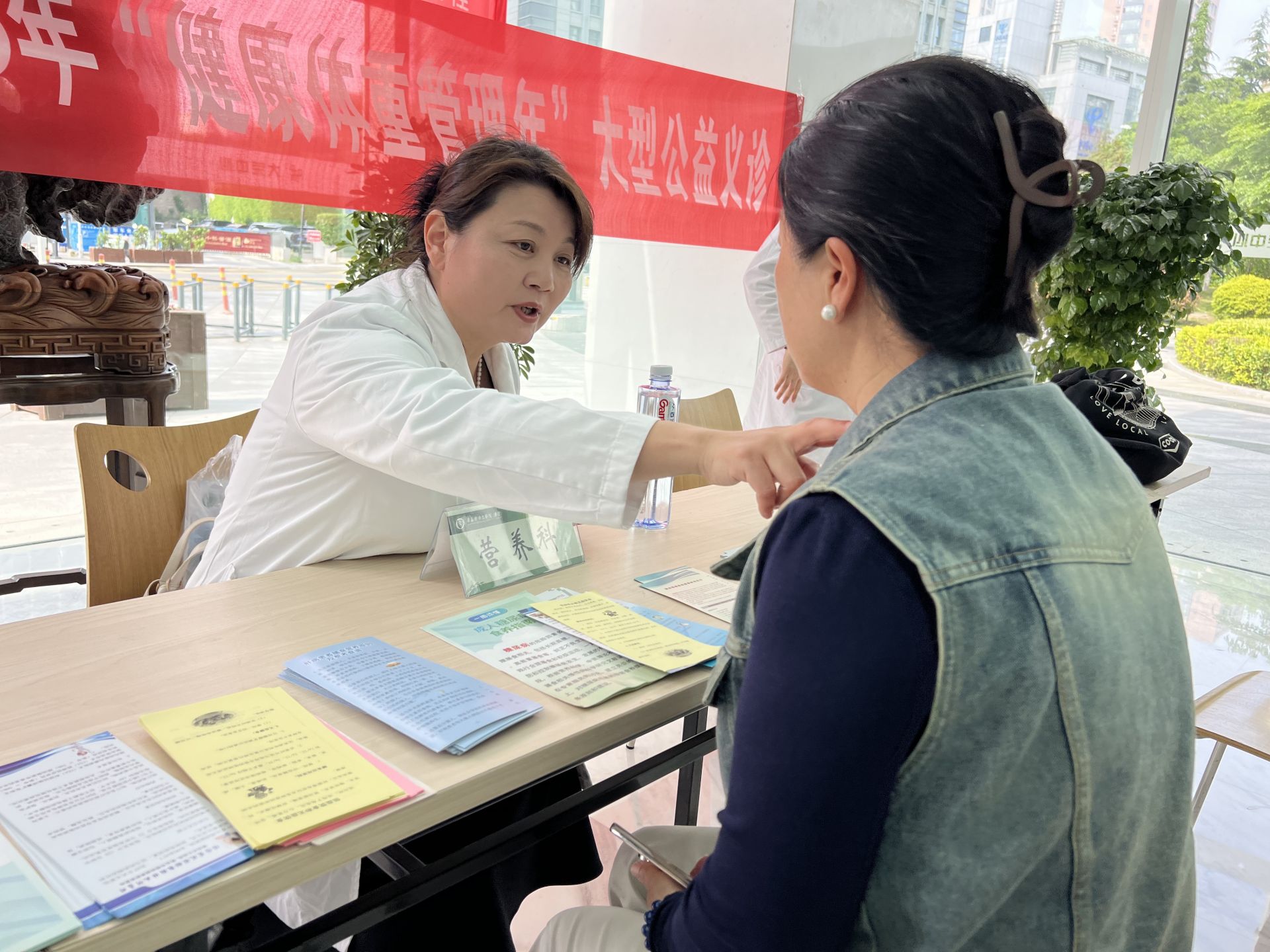 楼社联动，科学减重！——“健康体重管理进百个社区”系列首场活动启动，营养健康咨询服务全面落地